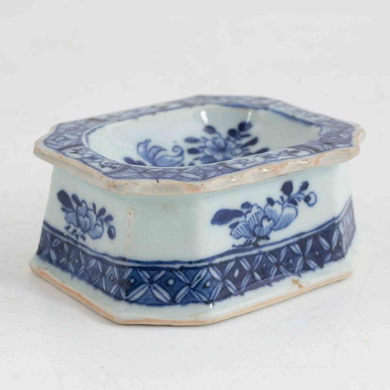 Two Chinese blue and white porcelain sauce boats and two salts, Qing dynasty, Qianlong (1736-95).