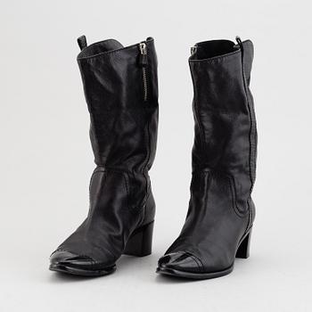CHANEL, a pair of leather boots, size 40.