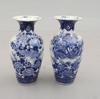 VASER, 1 par, porslin, Japan, tidigt 1900-tal.