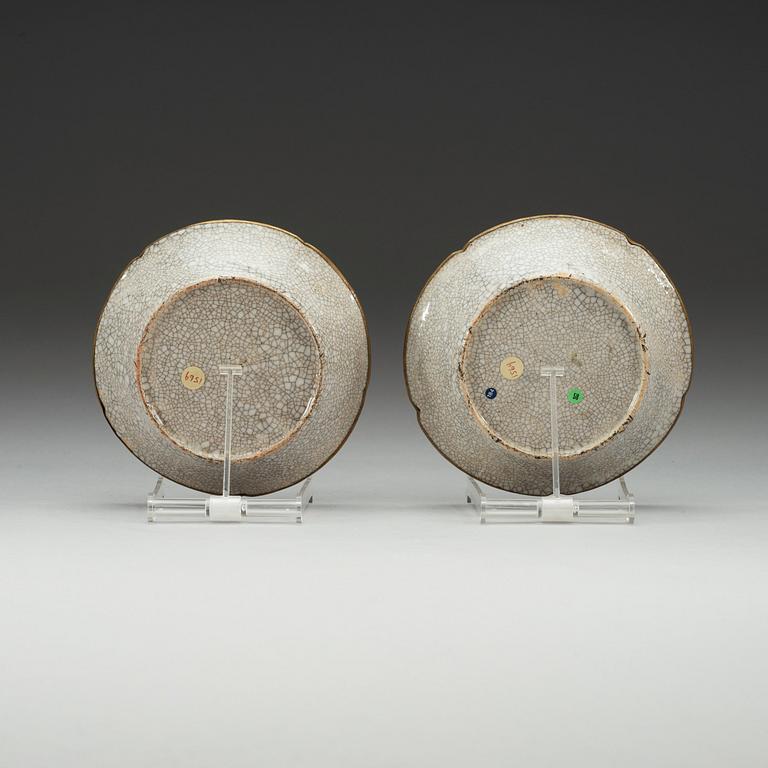 A pair of ge-glazed dishes, Qing dynasty (1644-1912).