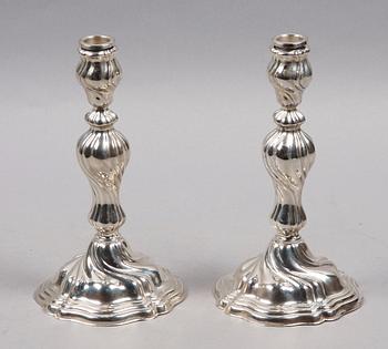 LJUSSTAKAR, ett par, sterlingsilver, rokokostil, Tyskland, 1900-talets mitt, svenska importstämplar.