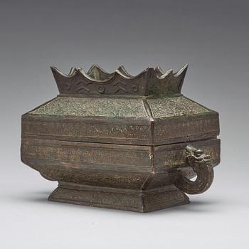 A bronze box with cover, Late Qing dynasty.