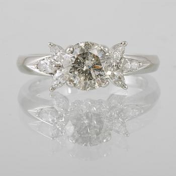 RING, 18K vitguld med briljantslipad diamant ca 1.22 ct samt navetteslipade diamanter 0.26 ct. Vikt 4,2 gram.