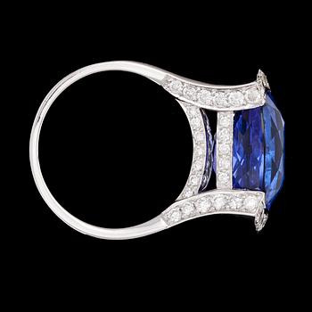 RING, fantasislipad tanzanit, 10.33 ct med briljantslipade diamanter, tot. 1.09 ct.