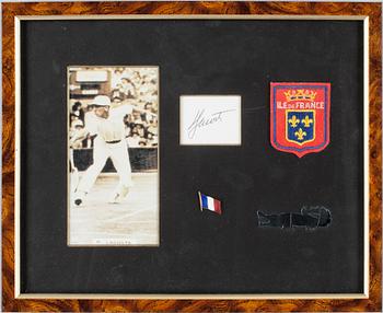 AUTOGRAFER av tennisspelare, 3 st. Bl a Fred Perry.
