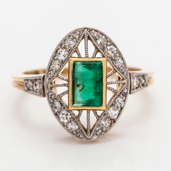 An 18K gold ring, with an emerald and diamonds, Hjalmar Fagerroos Helsinki 1916.