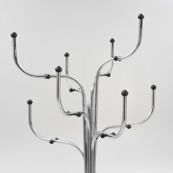 Sidse Werner, tamburmajor, "Coat Tree", Fritz Hansen, Danmark.