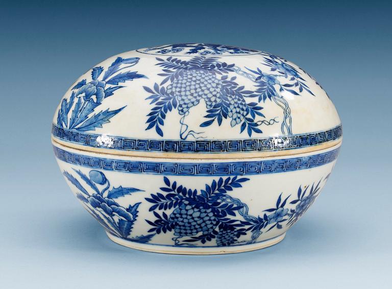 A circular blue and white 'dragon' box and cover, Qing dynasty, period of Jiaqing (1796-1820).