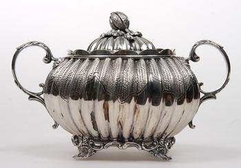 TEKANNA samt SOCKERSKÅL, pläter, nyrokoko, 1800-talets andra hälft.