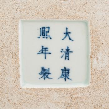 A pair of Chinese porcelain urns with lids, modern manufacturing.