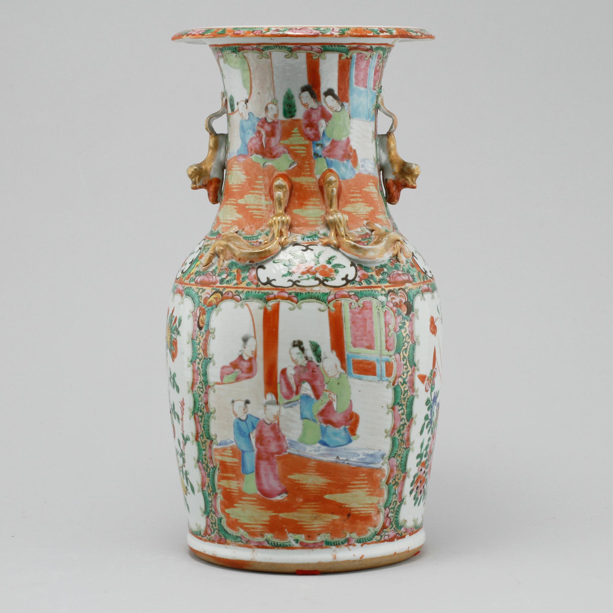 A KANTON VASE, late Qing dynasty (1644-1912).