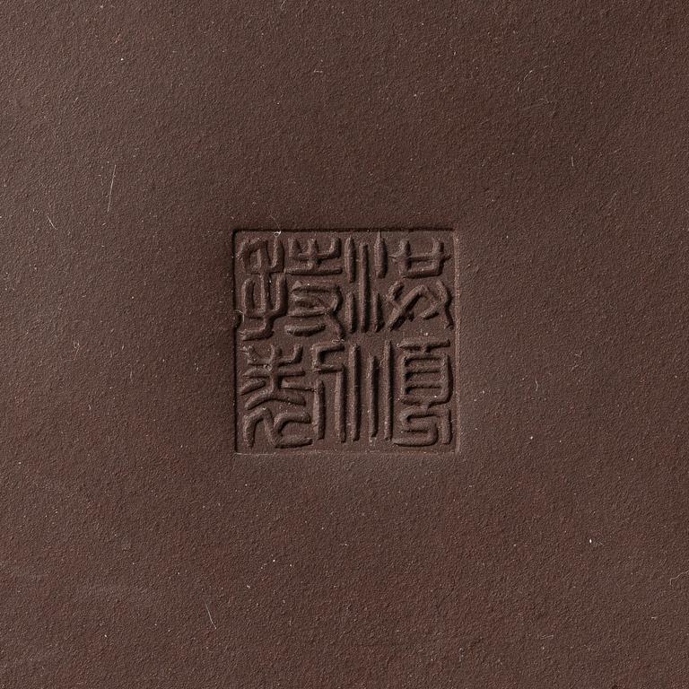 A group of three Chinese yixing teapots, 1980s.