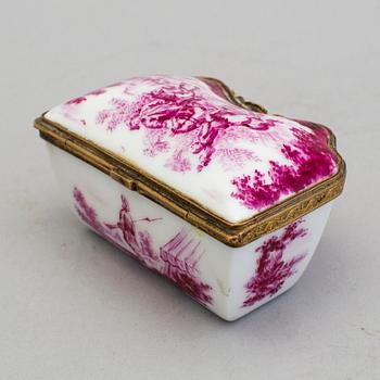 A German porcelain box, 18th/19th Century.