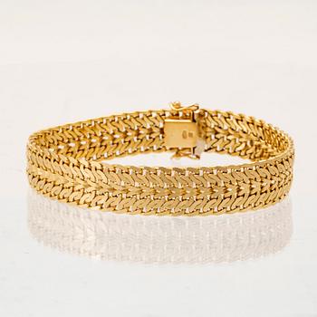 An  18K gold herringbone link bracelet.