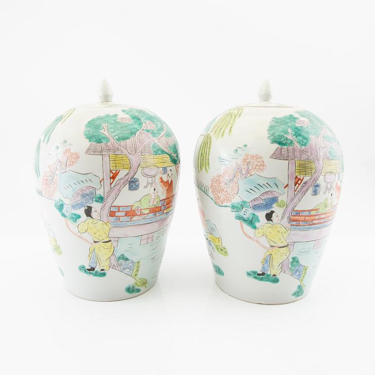 A pair of Chinese jars with covers, 20th century.