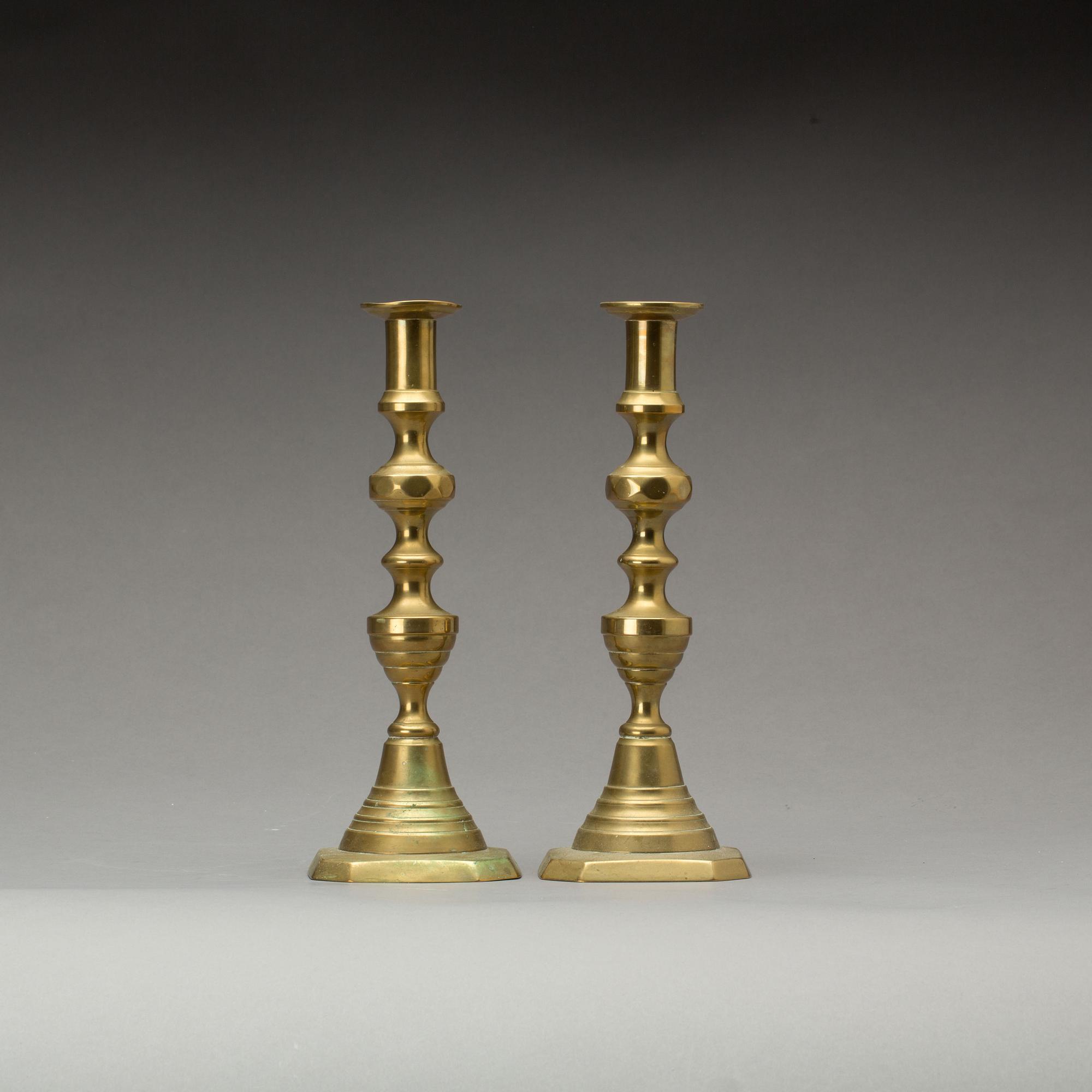 LJUSSTAKAR, ett par, mässing, England, 1900-talets andra hälft.