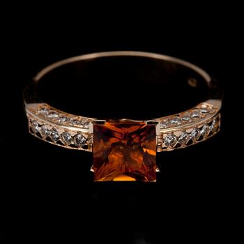 RING, guld 14K, princesslipad citrin 1 ct och 30 st briljantslipade diamanter tot. 0,20 ct. Vikt 3,8 g.