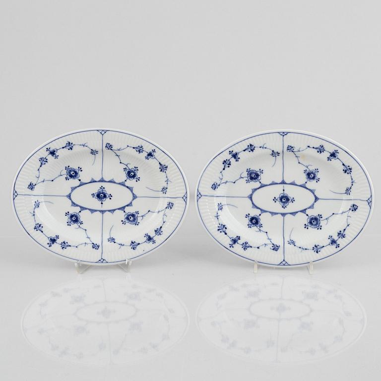 Four porcelain serving dishes and a fish platter, half-lace "Musselmalet", Royal Copenhagen, Denmark, 1894-1923.