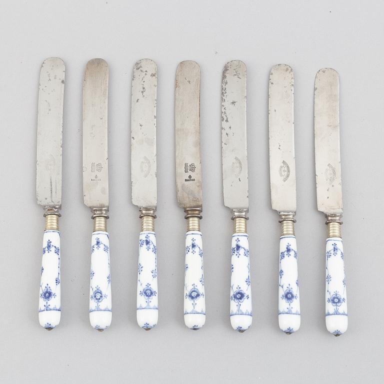 Matknivar, sju stycken, porslin och stål, "Musselmalet", Raadvaddams Fabriker och Royal Copenhagen, tidigt 1900-tal.