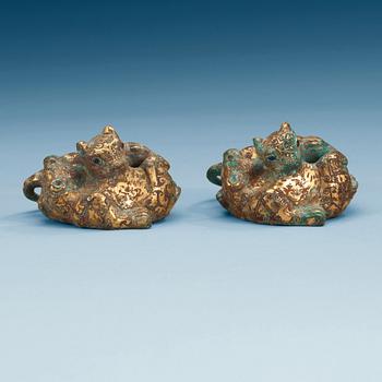 1346. VIKTER, två stycken, brons. Arkaiserande. Kina.