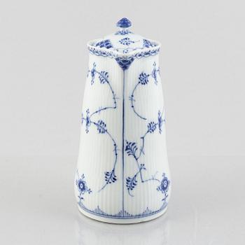 A 'Blue Fluted Half Lace' / 'Musselmalet' porcelain chocolate pot with cover, Royal Copenhagen, model 509, 1940.