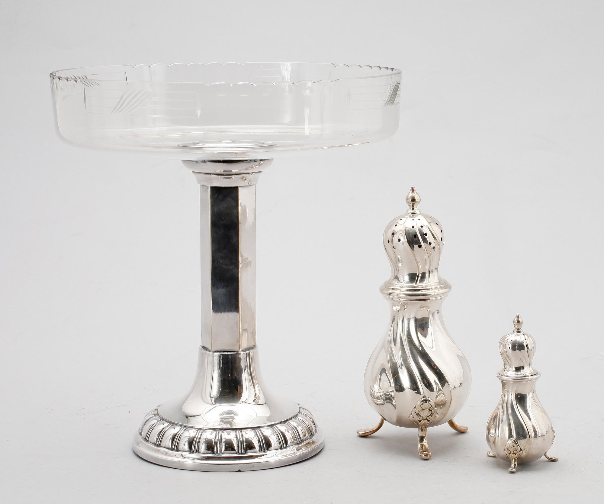 SKÅL PÅ FOT, glas och nysilver samt SOCKER- OCH SALTSTRÖARE, nysilver, Danmark.