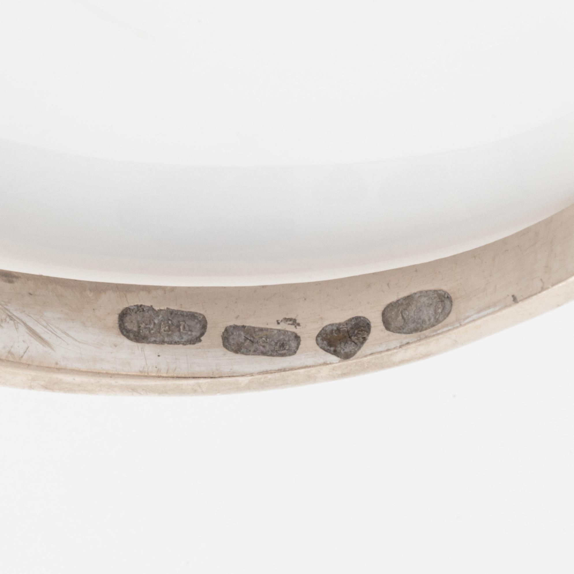 Ringar, 2 st, med briljantslipade diamanter.