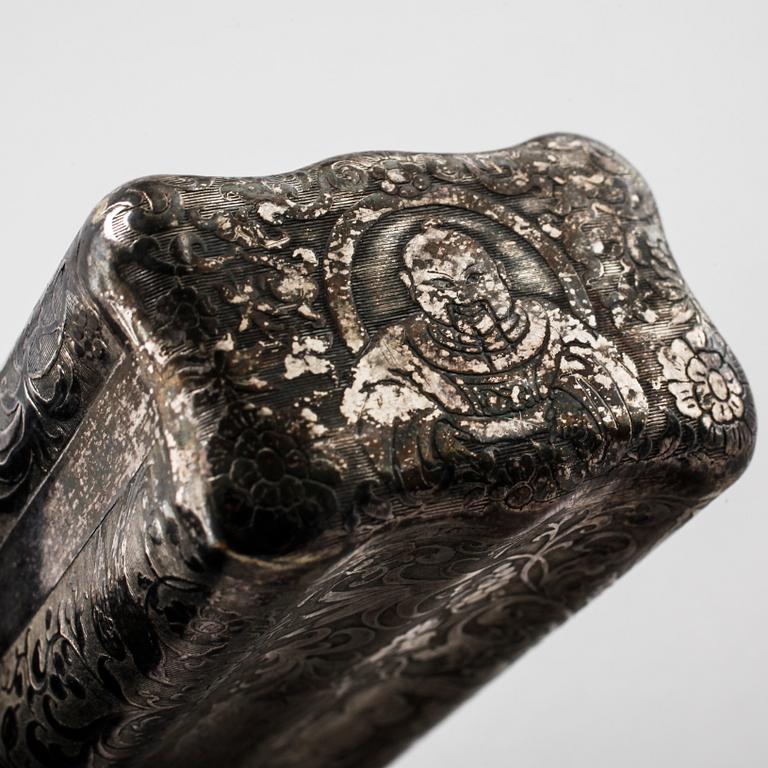 Two silver and low grade silver boxes, first half of the 20th century. Total weight 490 g.