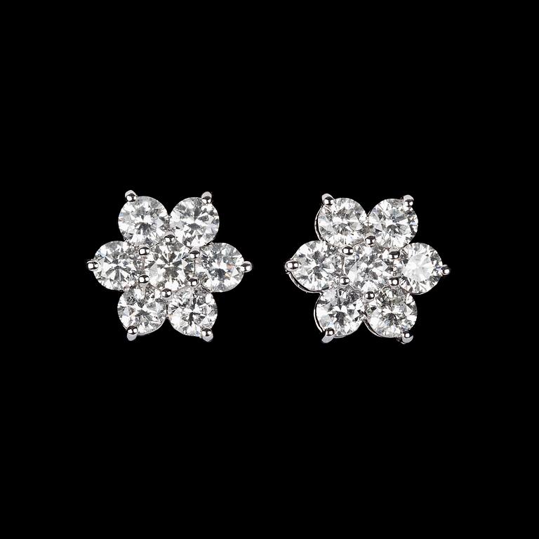 A pair of brilliant cut diamond cluster earrings, tot. 2.58 cts.