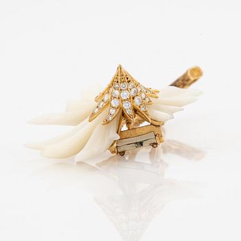 A Sterlé flower brooch in 18K gold and mother-of-pearl set with round brilliant-cut diamonds.