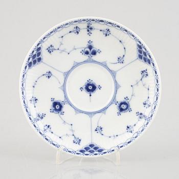 A group of three 'Blue Fluted Half Lace' / 'Musselmalet' tea cups with saucers, Royal Copenhagen, 1893-1900.