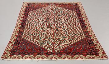 MATTO, a semi-antique Sarouk probably, ca 193 x 141,5 cm (as well as one end with 1 cm flat weave).