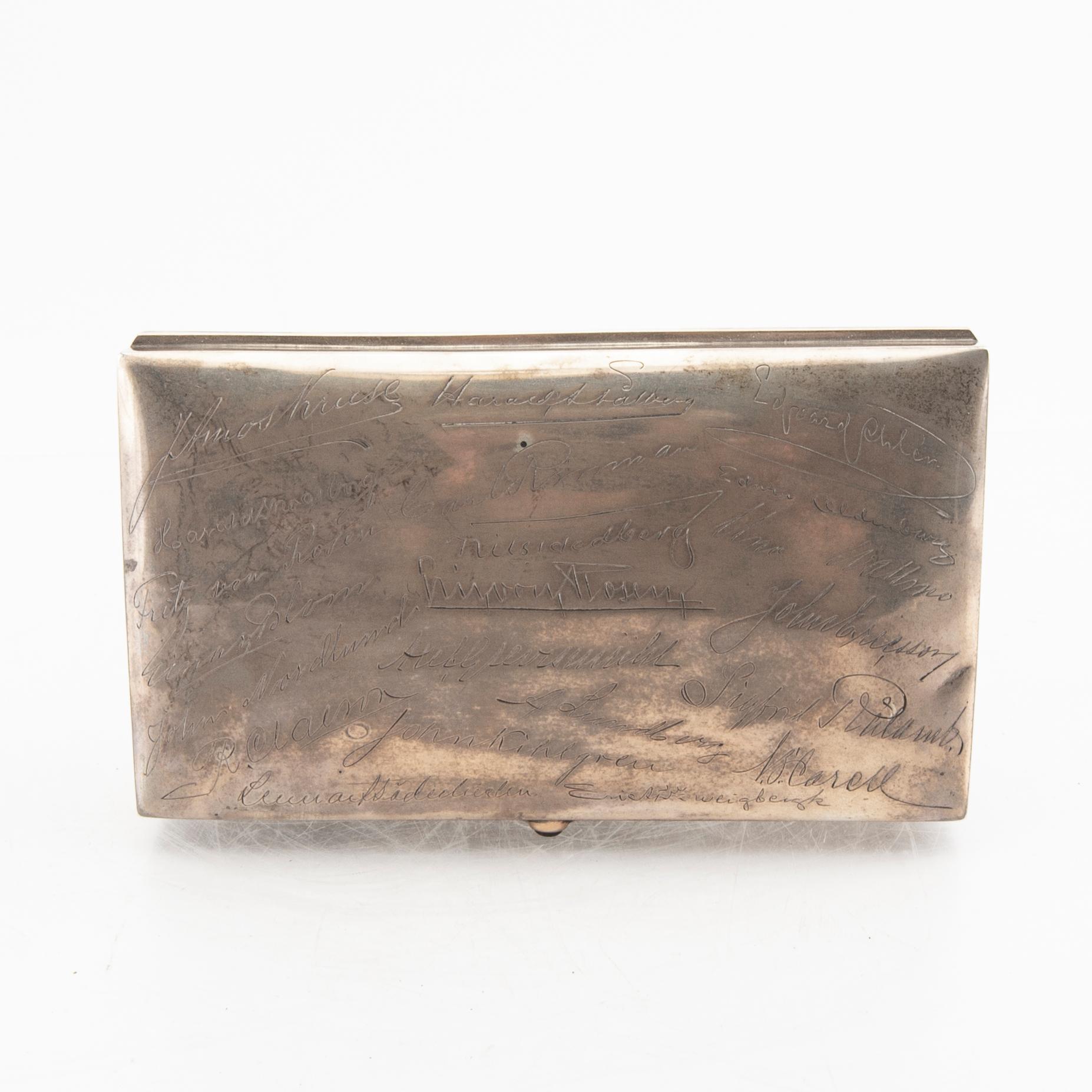 A Swedish 20th century silver cigarette case mark of CG Hallberg Stockholm 1914, total.