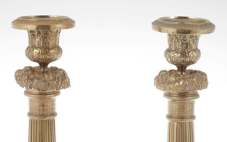 LJUSSTAKAR, ett par, mässing, senempire, 1800-talets första hälft/mitt.