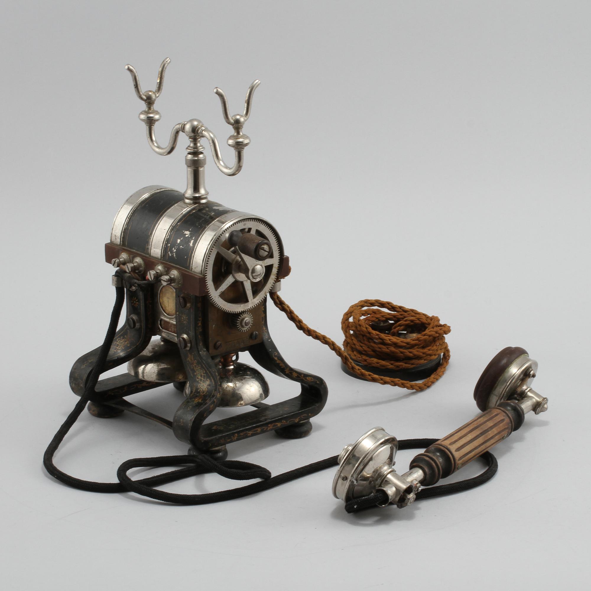 BORDSTELEFON, modell "Tunnan", märkt L.M Ericsson, AB Telefonfabriken, Stockholm, 1800-talets slut.