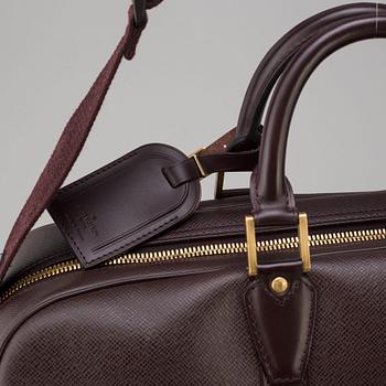 LOUIS VUITTON 'Taïga Kendall PM' bag.