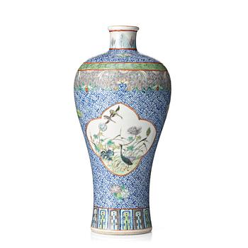 752. A famille rose vase, Qing dynasty, 19th Century.