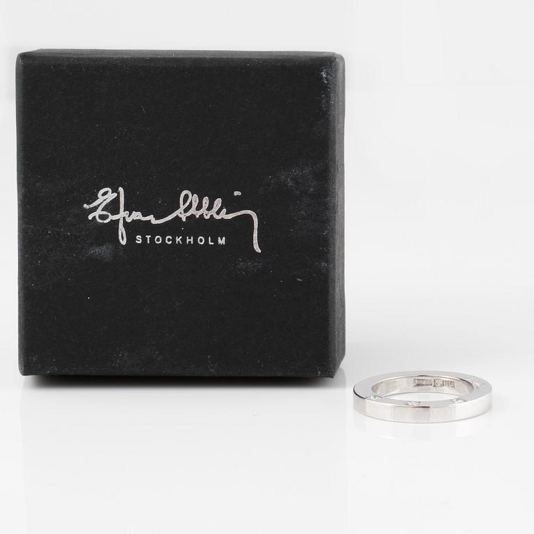 RING, 18K vitguld med 3 prinsesslipade diamanter, "High & I Love", Efva Attling, Stockholm. Vikt 7,6 gram.