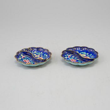 A pair of enamel on copper dishes, late Qing dynasty.