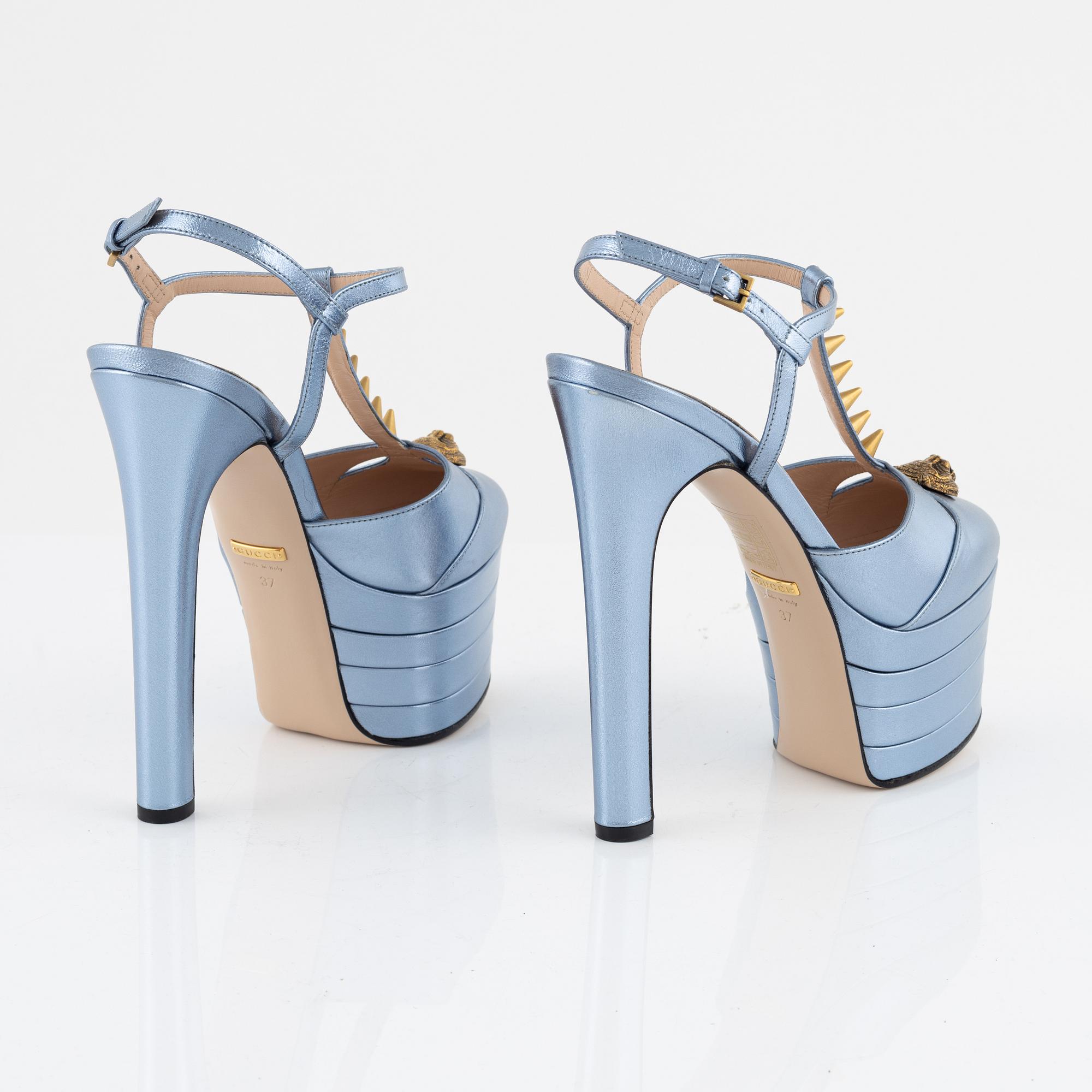 靴 Vintage Gucci Blue Satin Heels 6 1/2 Gucci, a pair of baby blue metalic leather high heel shoes