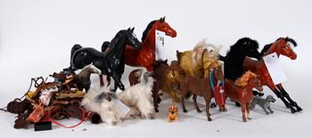 PARTI LEKSAKSHÄSTAR, 9 st OCH LEKSAKSHUNDAR, 3 st, bl a för Barbie.