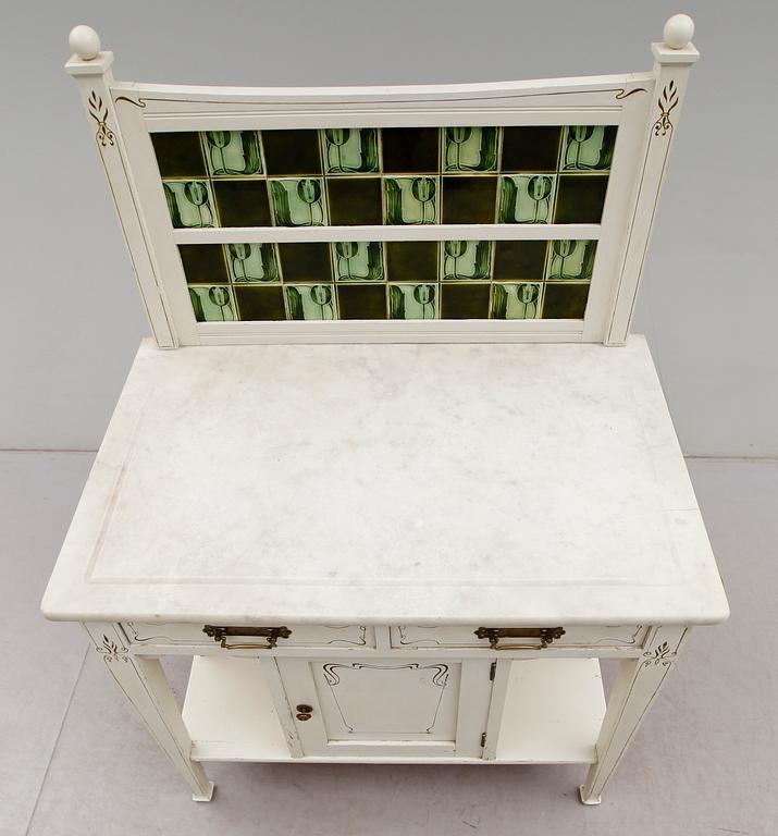 KOMMOD, omkring år 1900.