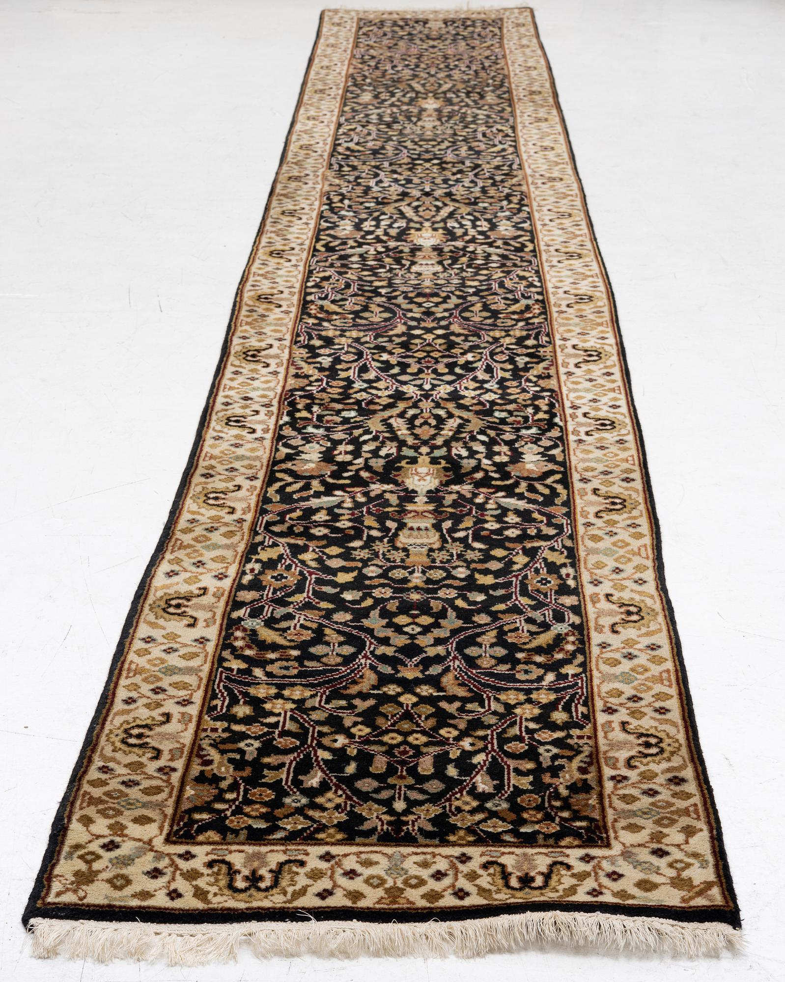 Gallerimatta, orientalisk, ca 517 x 76 cm.