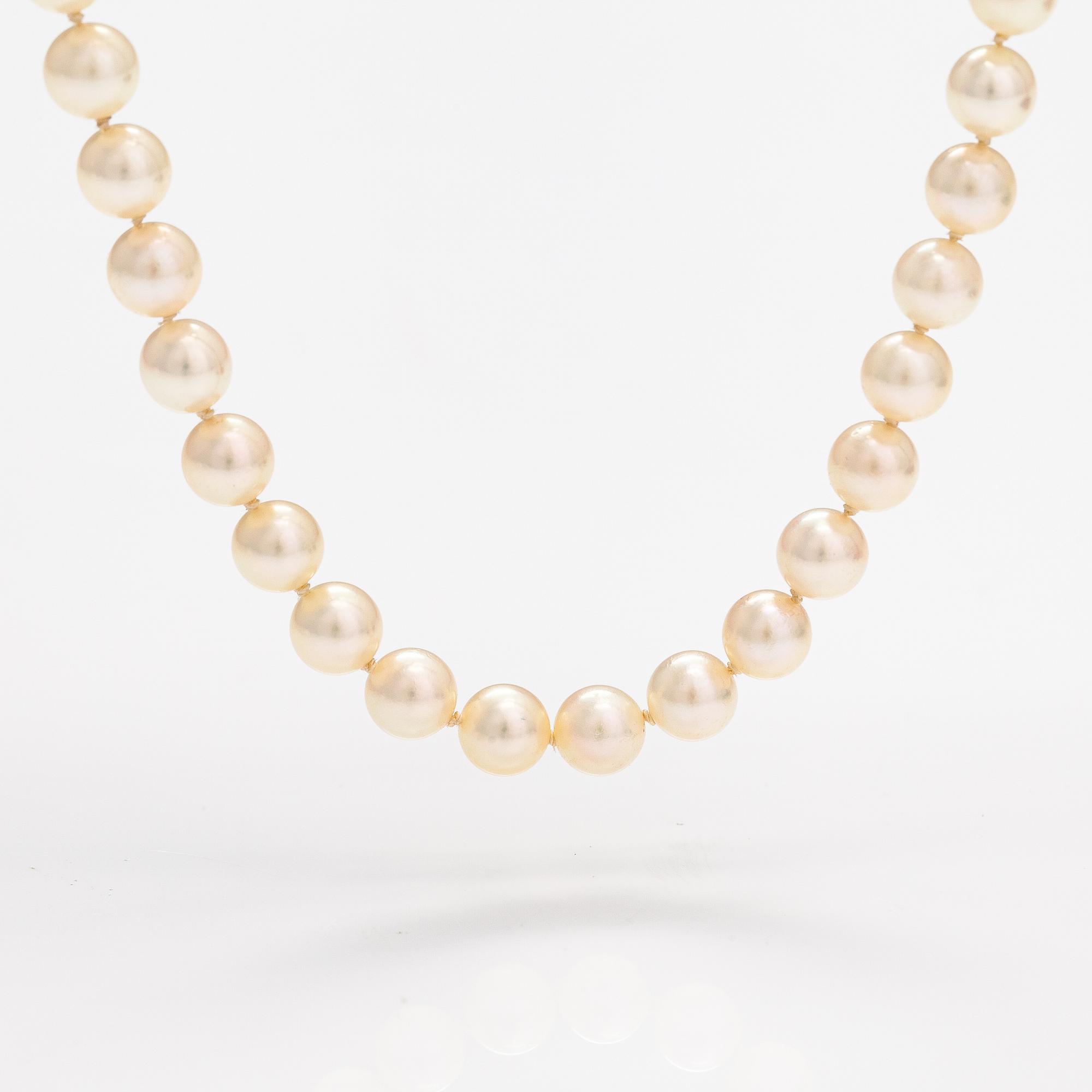 A pearl collier with cultured pearls and a silver clasp.