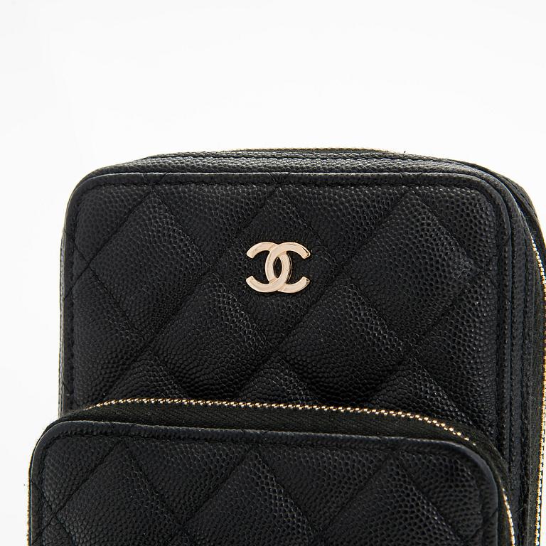 Chanel, "O-porte tel a chaine" väska, 2020.