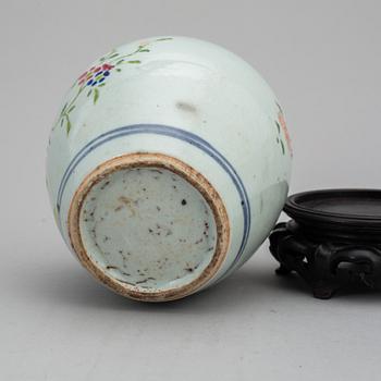 A famille rose tea caddy, Qing dynasty, Qianlong (1736-95).