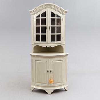 HÖRNSKÅP, gustaviansk stil, Åmells, 1900-talets andra hälft.