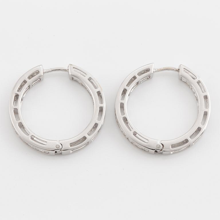 18K white gold and baguette-cut diamond hoop earrings.