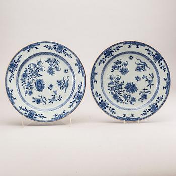 A pair of Chinese Qianlong porcelain plates.