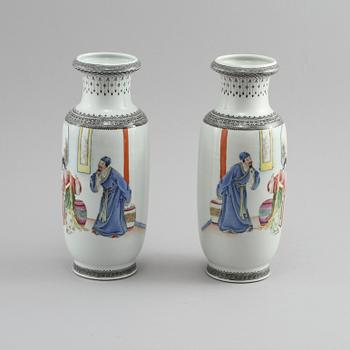 VASER, ett par, porslin, Kina, 1900-tal.